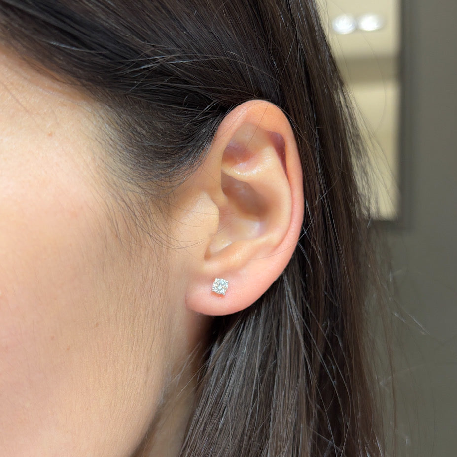 Light Punto Earrier Beat Calice 0.49kt