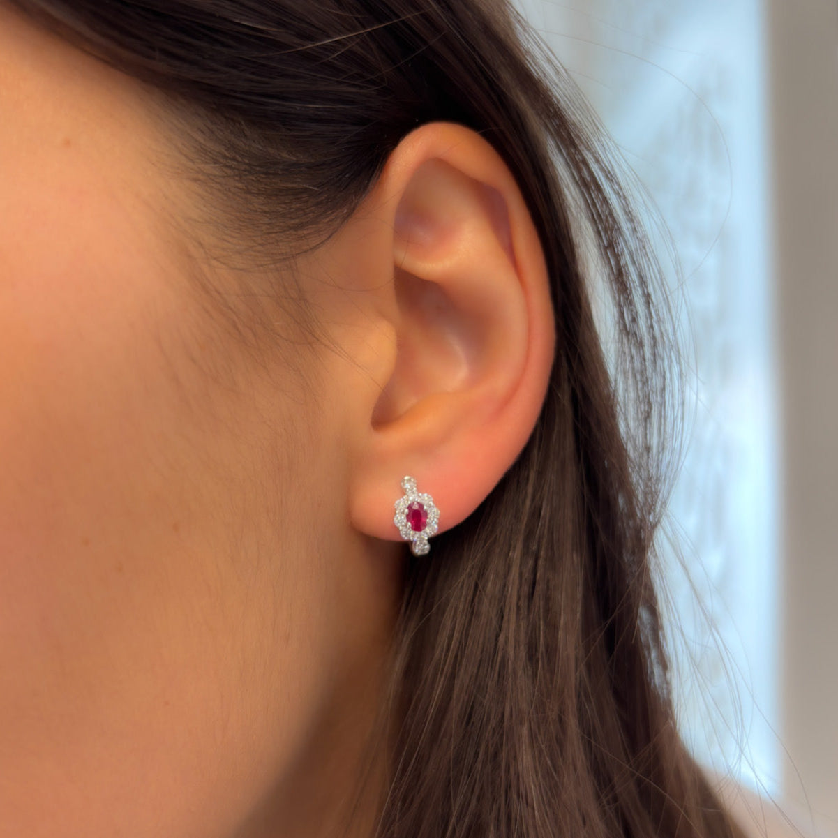 Orecchini Cerchio Rubini e Diamanti in Oro Bianco