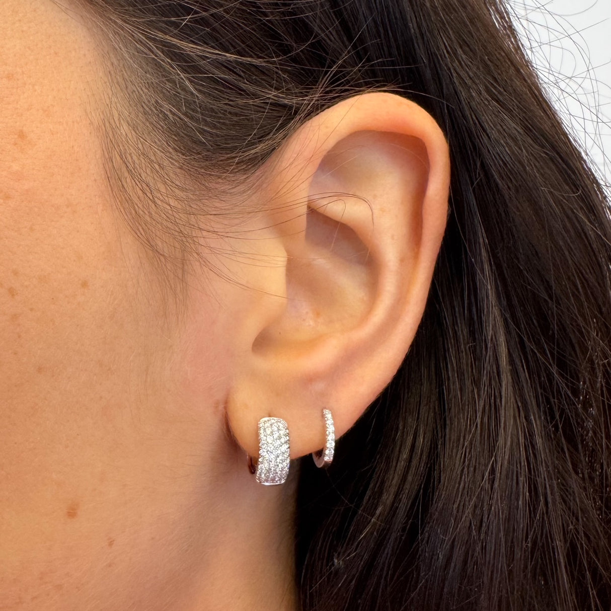 Witgoud en diamant -geglooide cirkel oorbellen