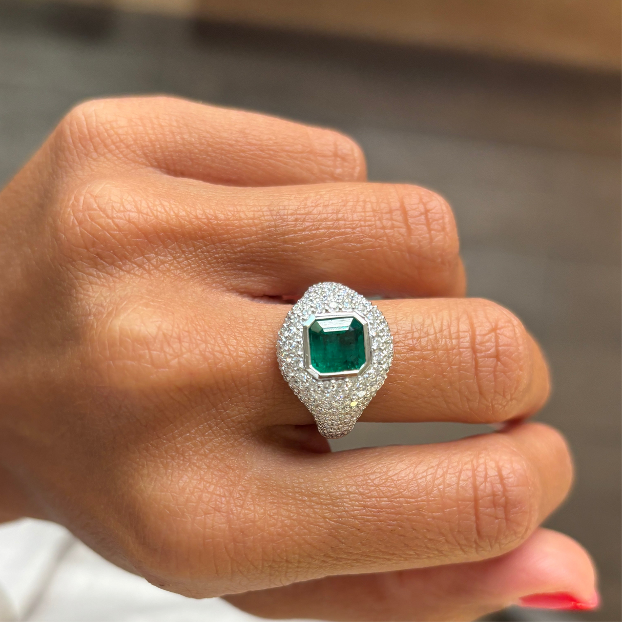 Anello in Oro Bianco con Smeraldo 1.65kt e pavè di Diamanti