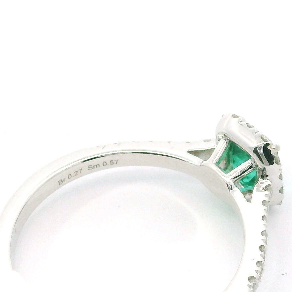 Anello Smeraldo 0.57kt e contorno Diamanti in Oro Bianco