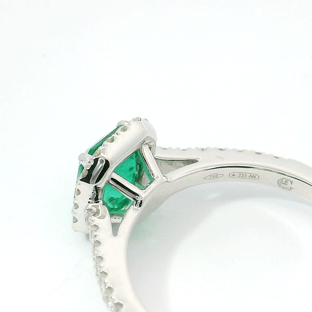 Anello Smeraldo 1.06kt e contorno Diamanti in Oro Bianco