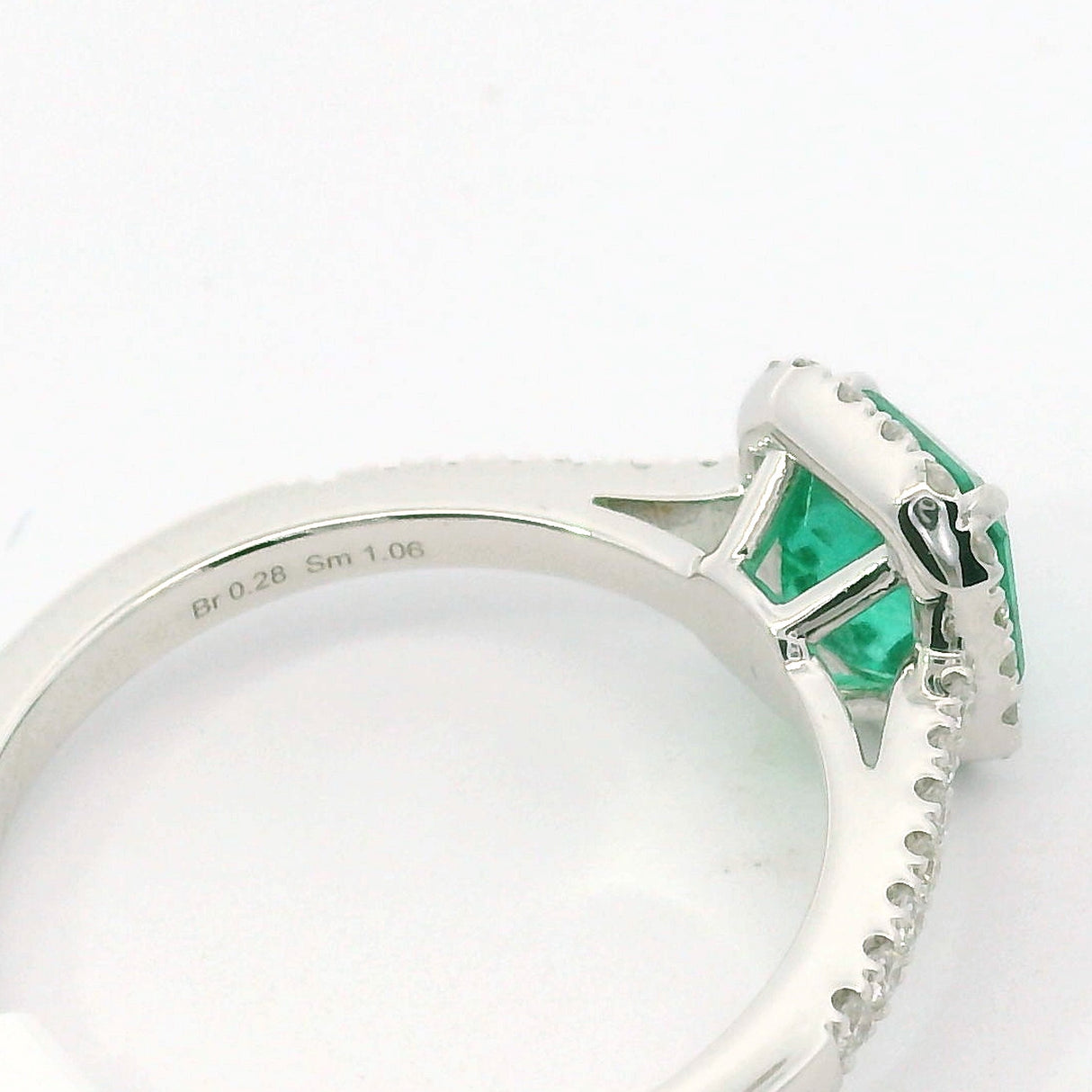 Anello Smeraldo 1.06kt e contorno Diamanti in Oro Bianco