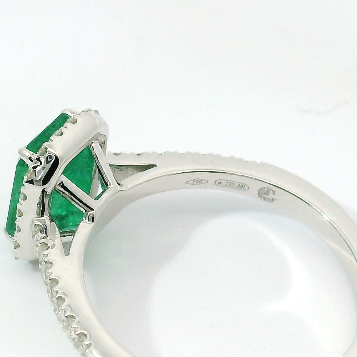 Anello Smeraldo 1.58kt e contorno Diamanti in Oro Bianco