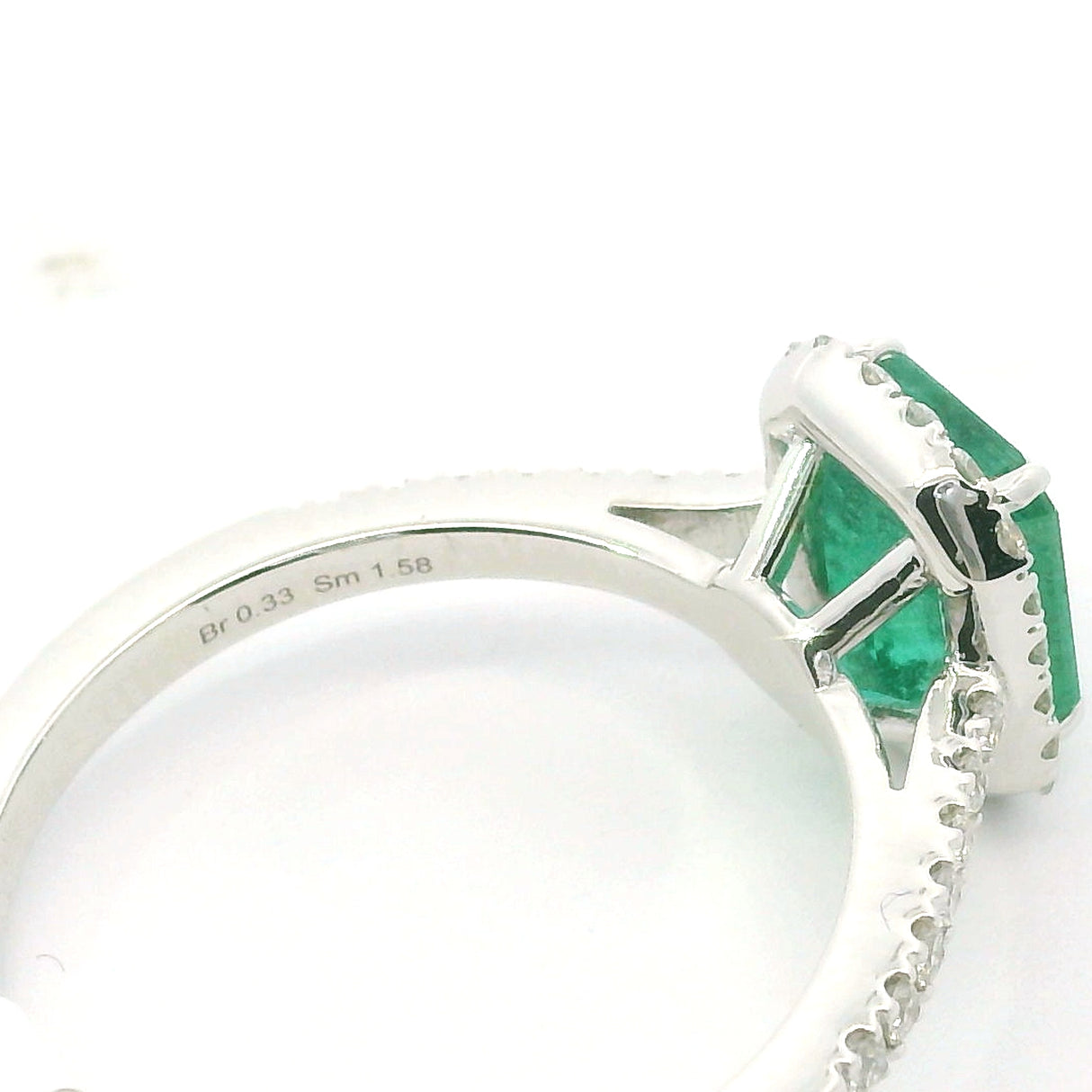 Anello Smeraldo 1.58kt e contorno Diamanti in Oro Bianco