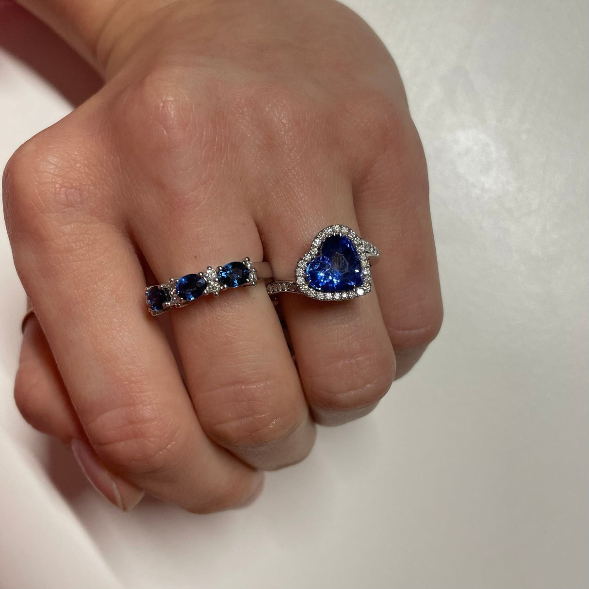 Anello Zaffiro 4.57kt taglio Cuore e Diamanti in Oro Bianco-Anelli-GRANARELLI-14-Gioielleria Granarelli