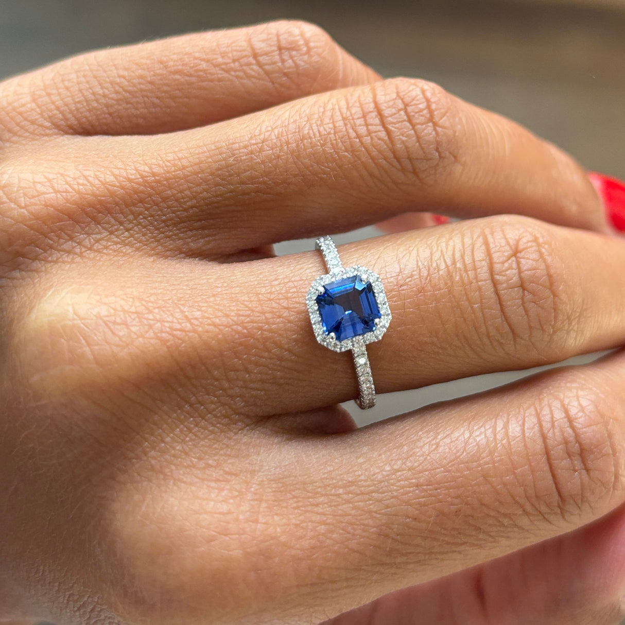 Anello in Oro Bianco con Zaffiro 1.13kt e Diamanti