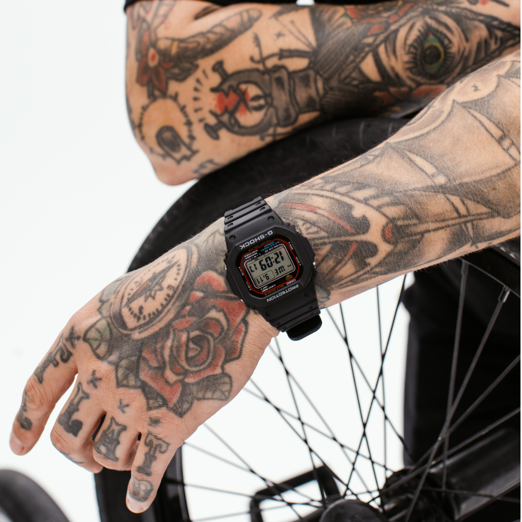 G-Shock Serie GW-M561 Nero filo Rosso