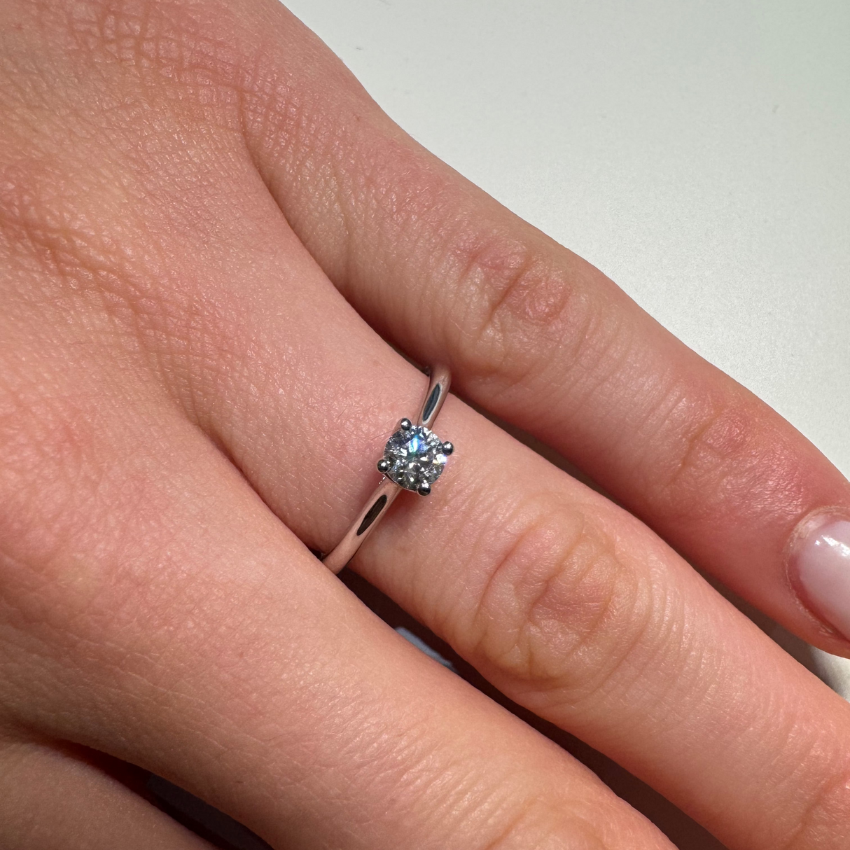 Anello Solitario 0.30 con Brillante laterale Oro Bianco