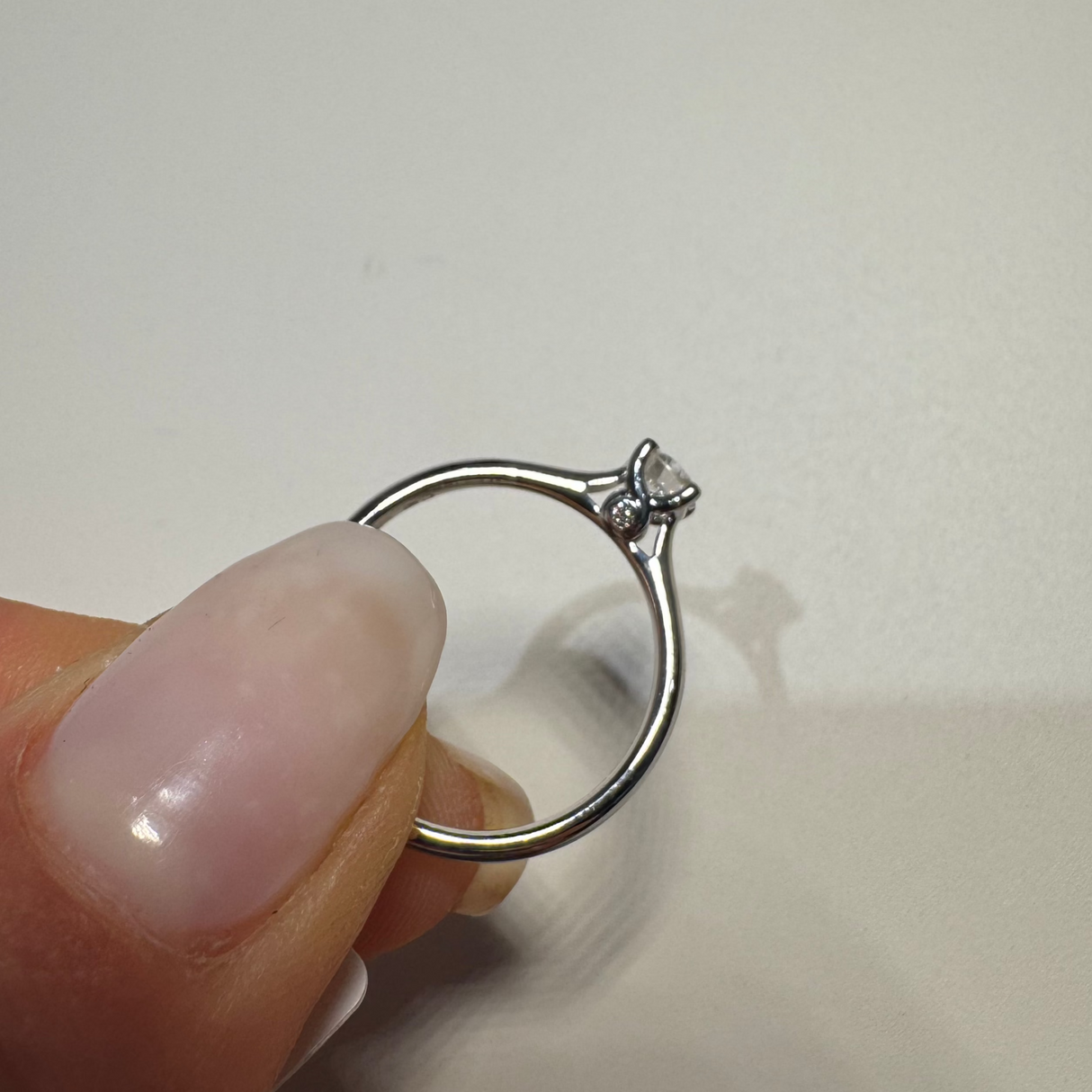 Anello Solitario 0.30 con Brillante laterale Oro Bianco