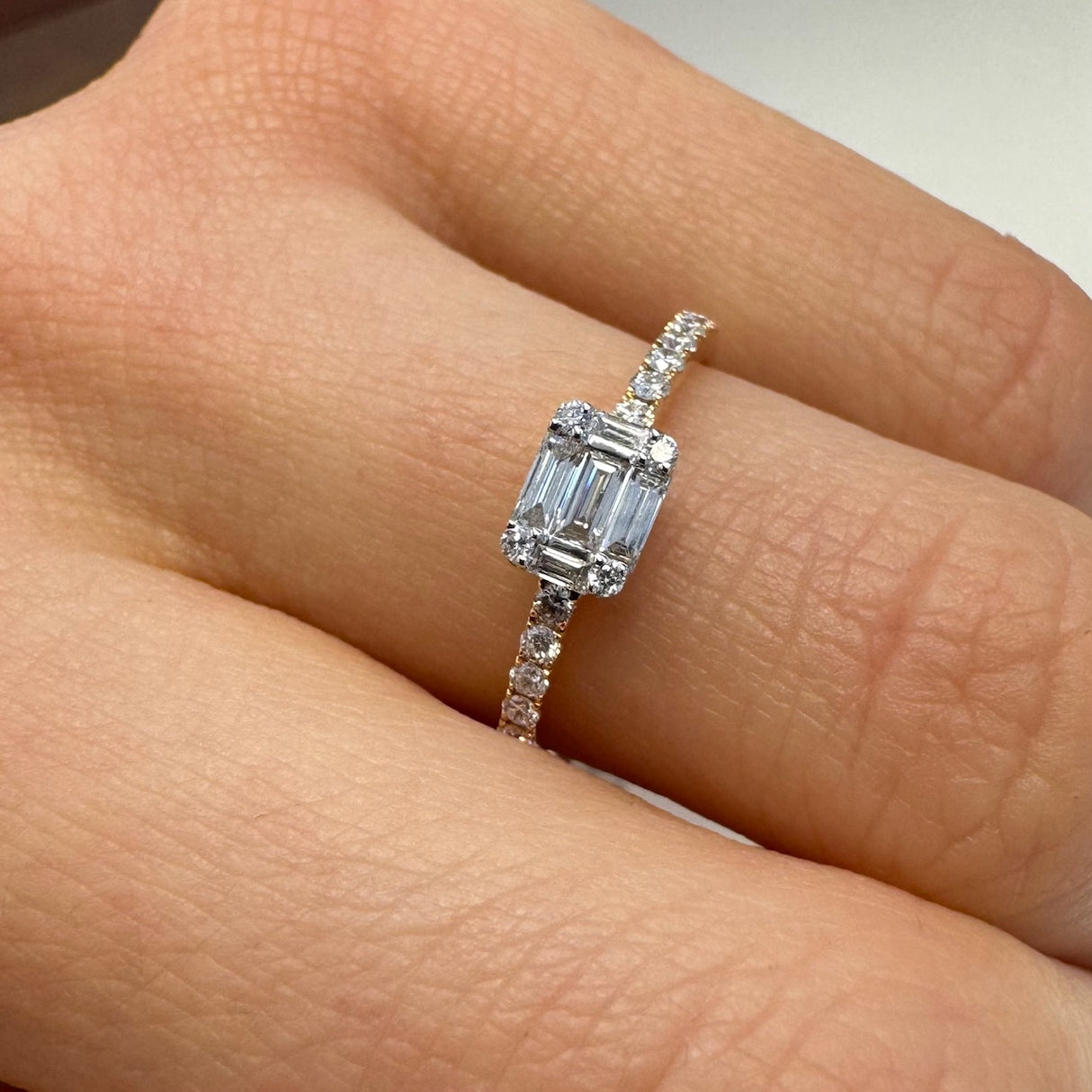 Anello Solitario Illusione in Oro Rosa e Diamanti