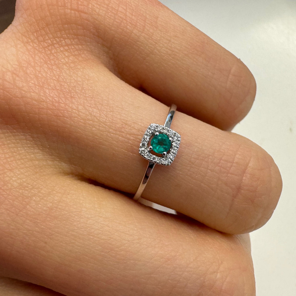 Anello Quadratino con Smeraldo in Oro Bianco