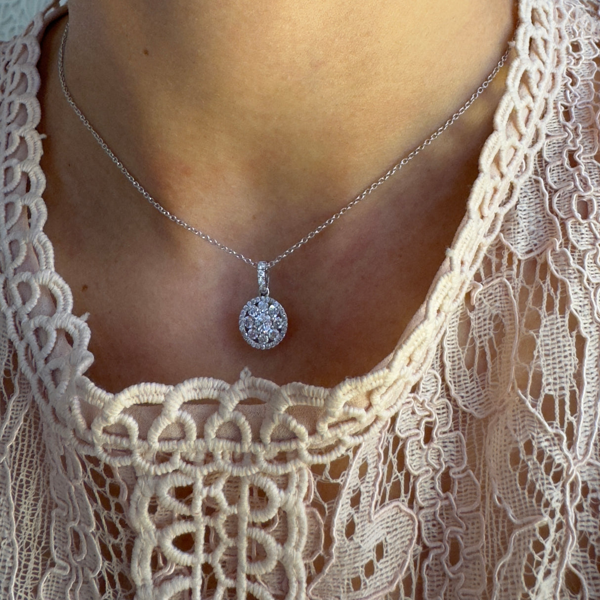 Girocollo fiore di diamanti in oro bianco