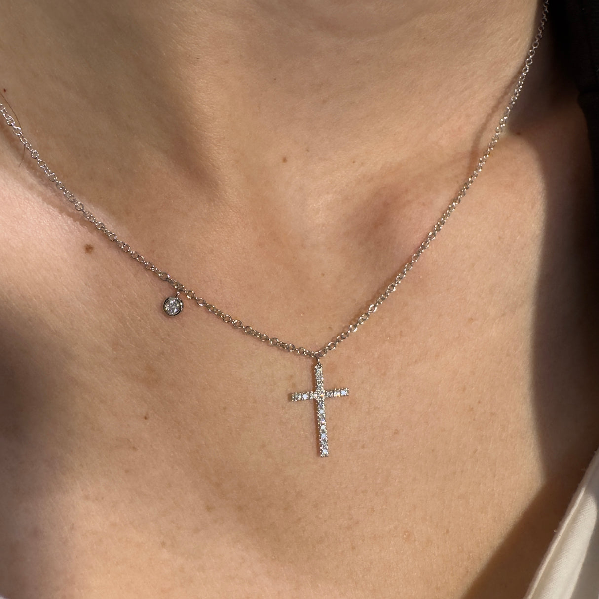 Girocollo Croce e Diamanti in Oro Bianco