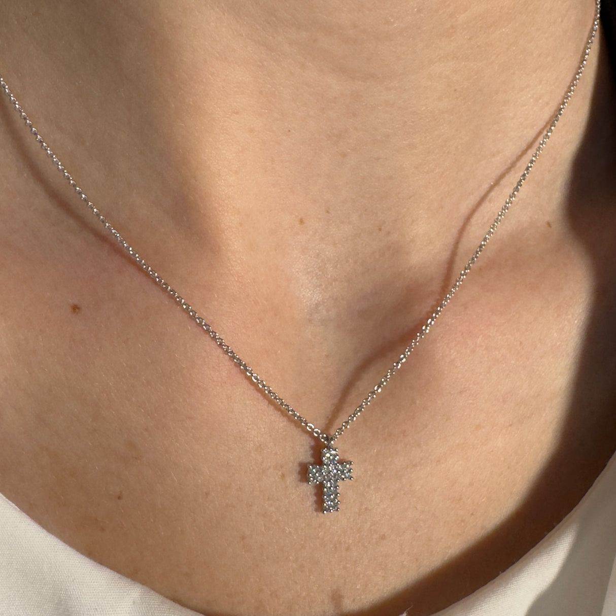 Girocollo Croce Pavè di Diamanti Oro Bianco