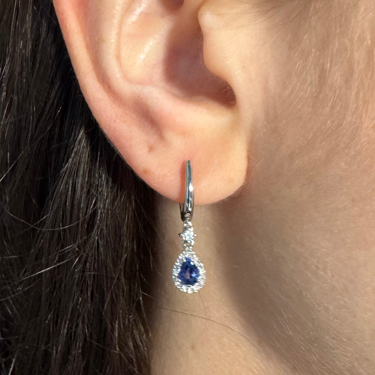 Boccola con goccia di zaffiri 0,82ct contorno diamanti in oro bianco