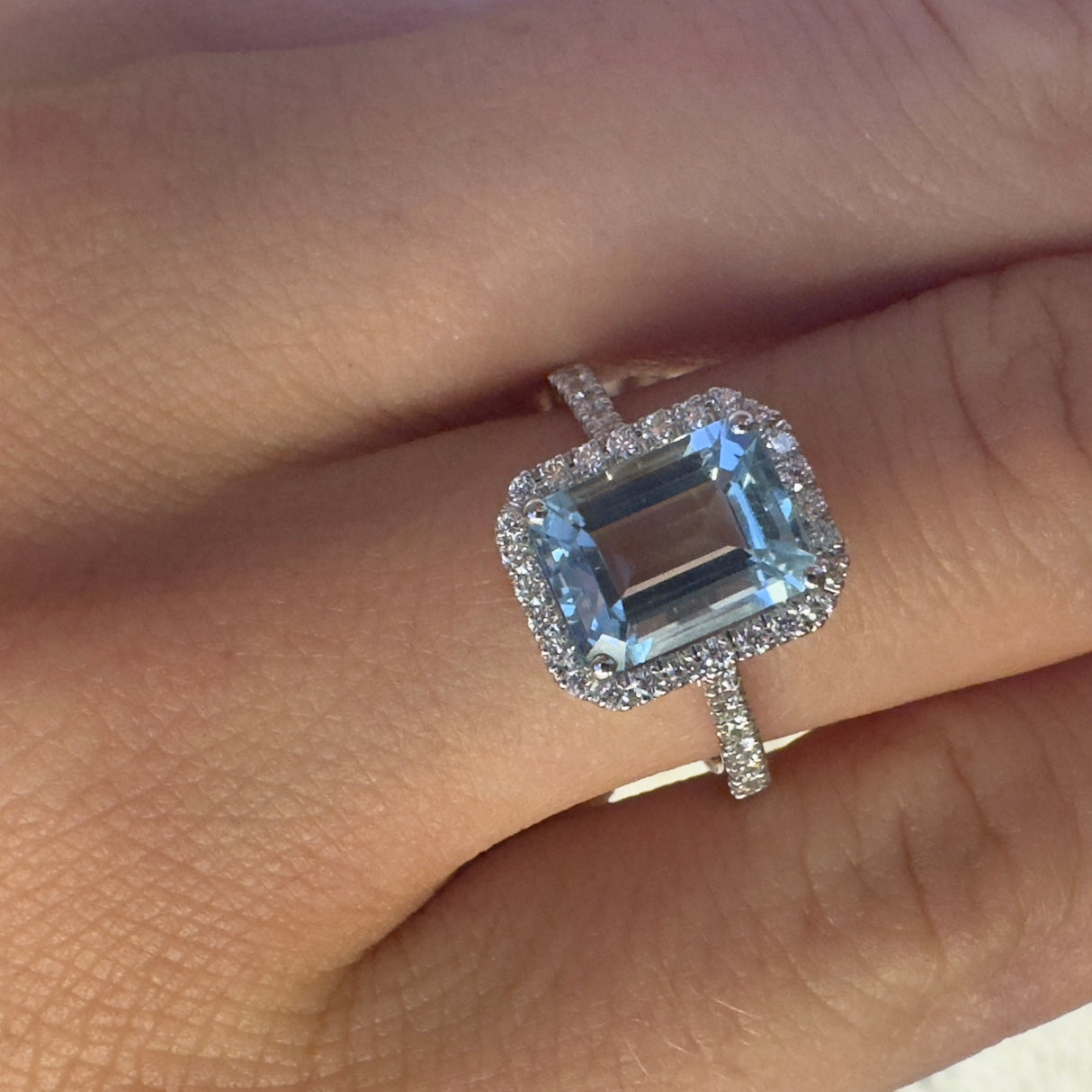 Anello Acquamarina 2,11kt e Diamanti in Oro bianco