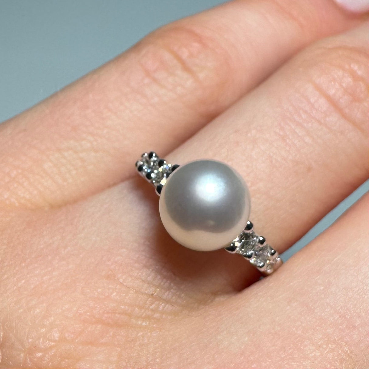 Anello con Perla e Diamanti laterali