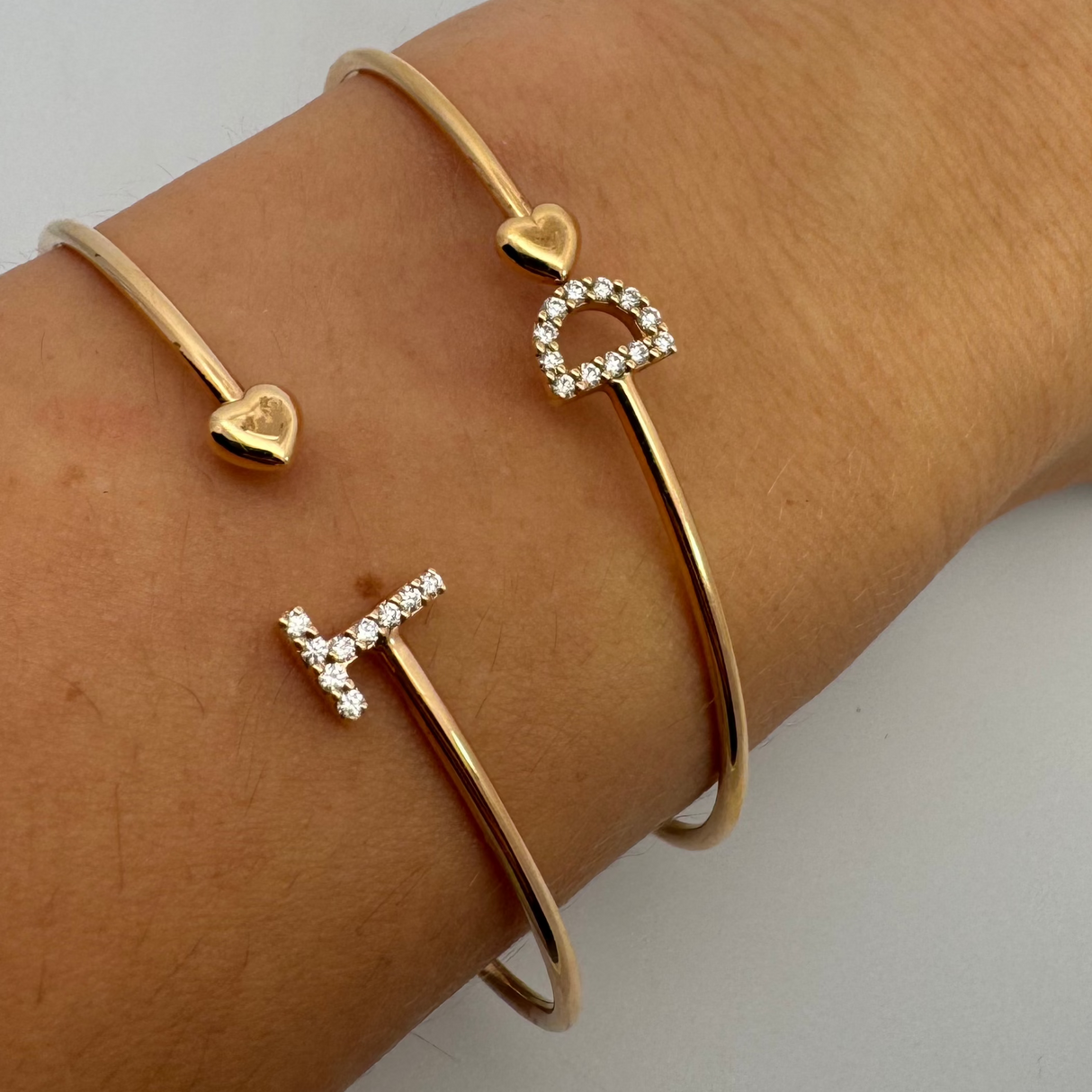 Strict Bangle bracelet in rose gold letter t letter with diamonds