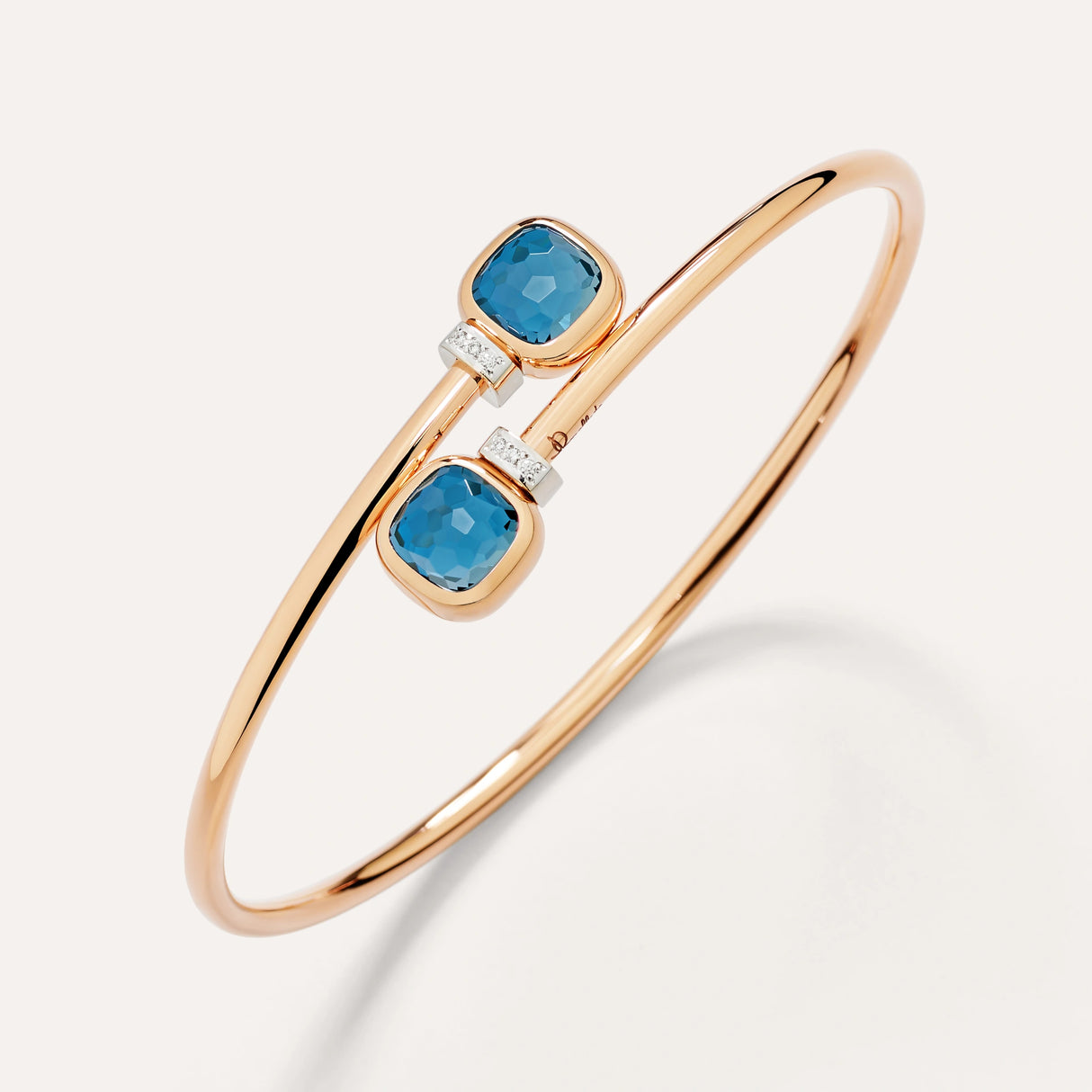 Bracciale Bangle Nudo in Oro Rosa con Topazio Blu London e Diamanti-Bracciali-POMELLATO-Gioielleria Granarelli