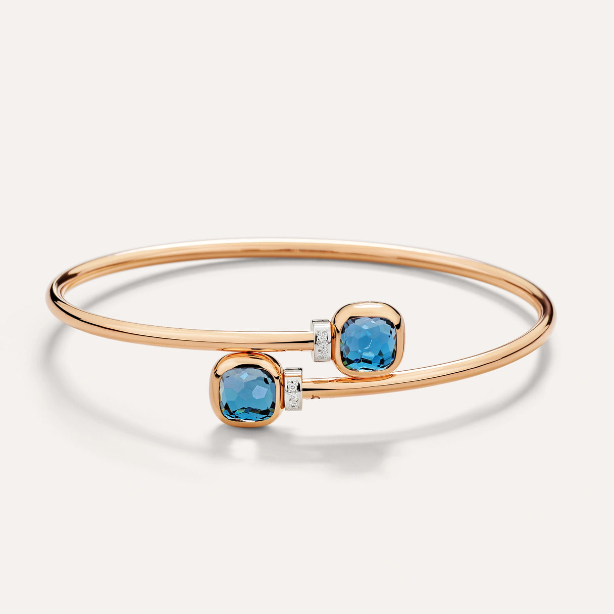 Bracciale Bangle Nudo in Oro Rosa con Topazio Blu London e Diamanti-Bracciali-POMELLATO-Gioielleria Granarelli