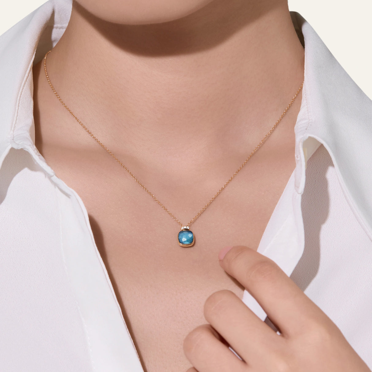 Collana Pendente Nudo Mini in Oro Rosa con Topazio Blu London e Diamanti-Girocolli-POMELLATO-Gioielleria Granarelli