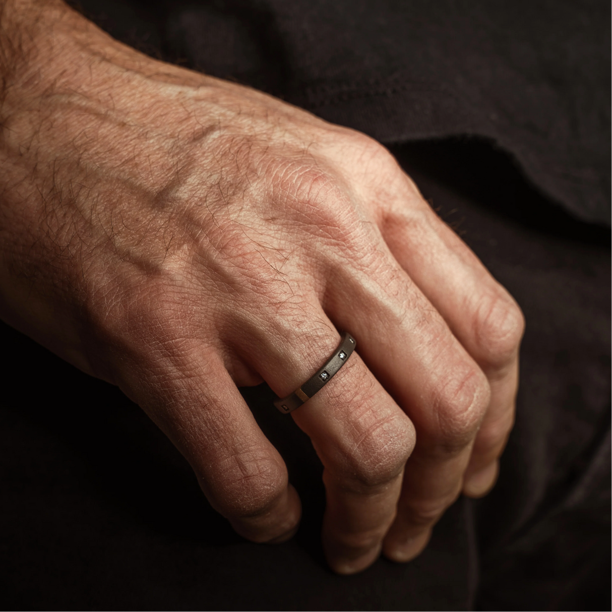 Anello Veretta Girodito Titanio Oro e 10 Diamanti Bianchi