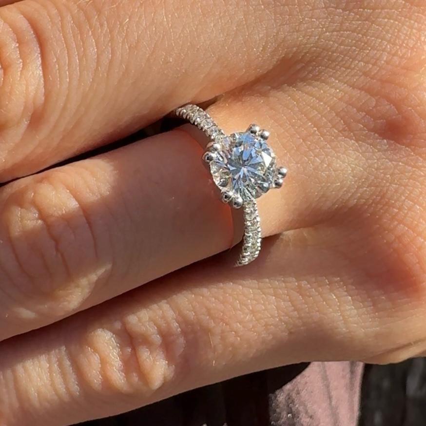 Anillo de corazón de zafiro y diamante