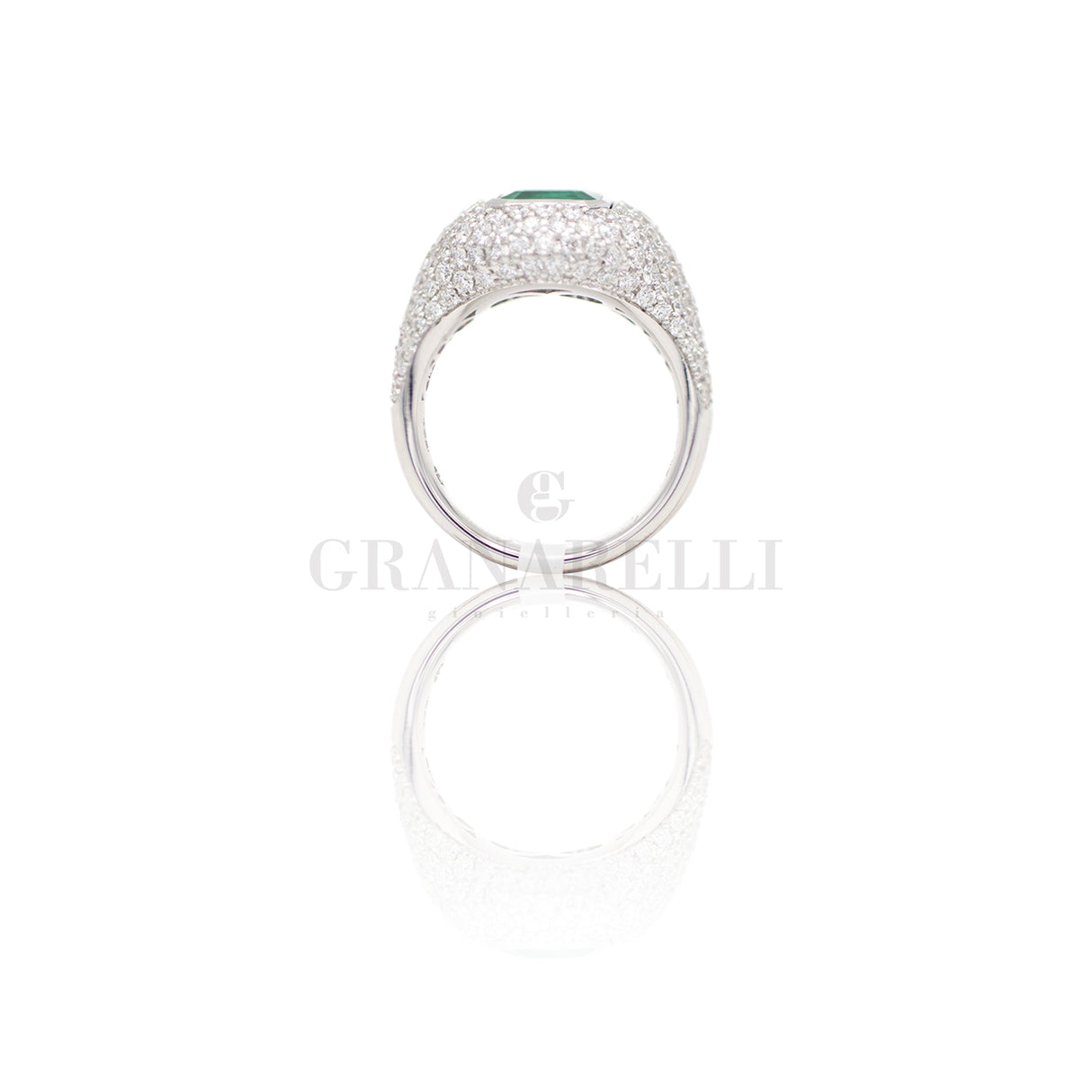 Anello in Oro Bianco con Smeraldo 1.65kt e pavè di Diamanti