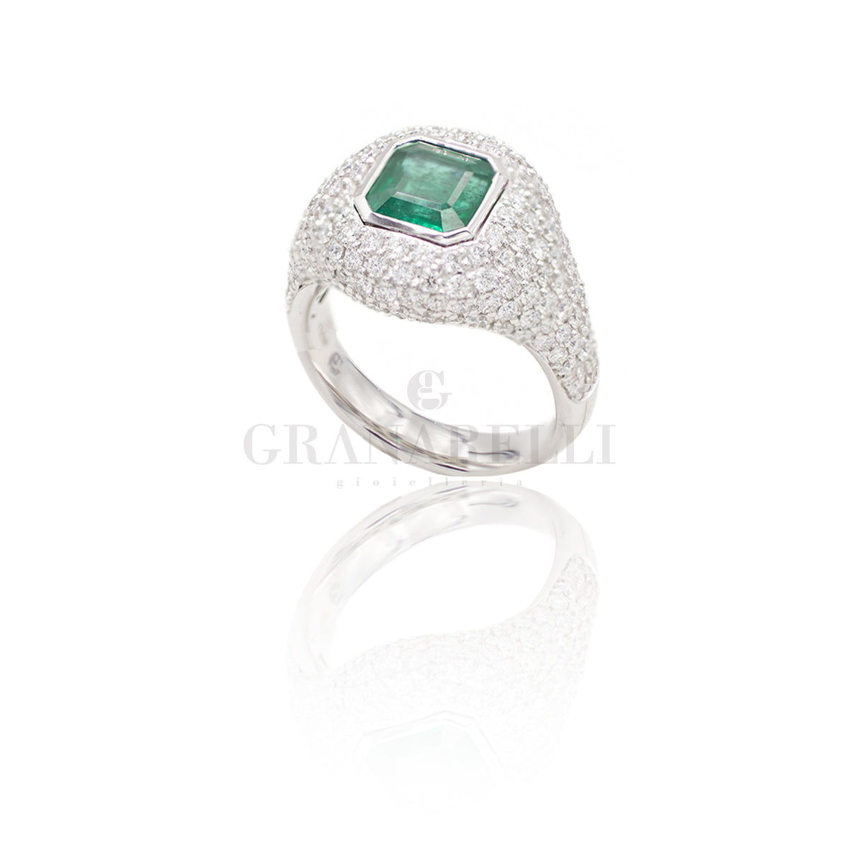 Anello in Oro Bianco con Smeraldo 1.65kt e pavè di Diamanti