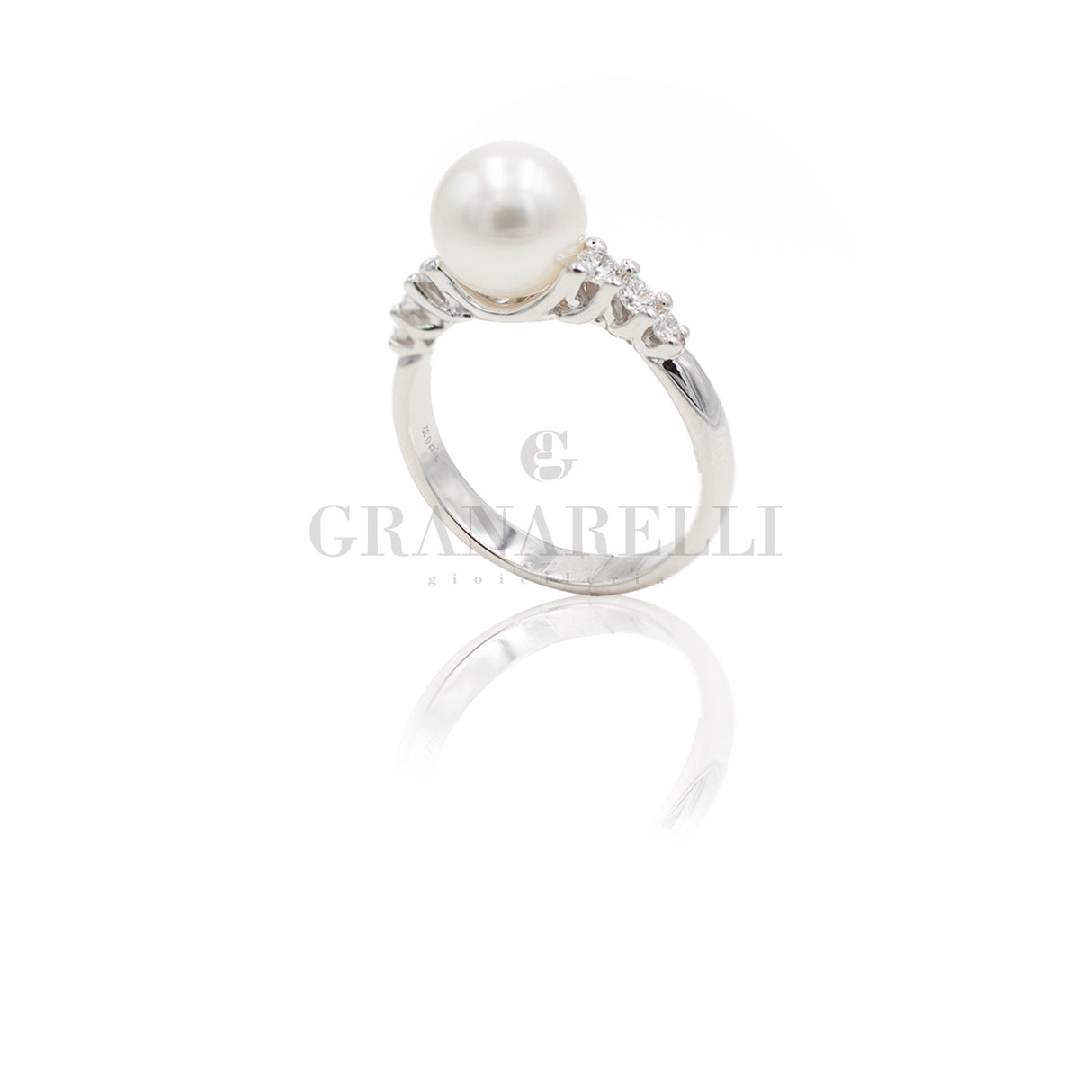 Anello con Perla e Diamanti laterali
