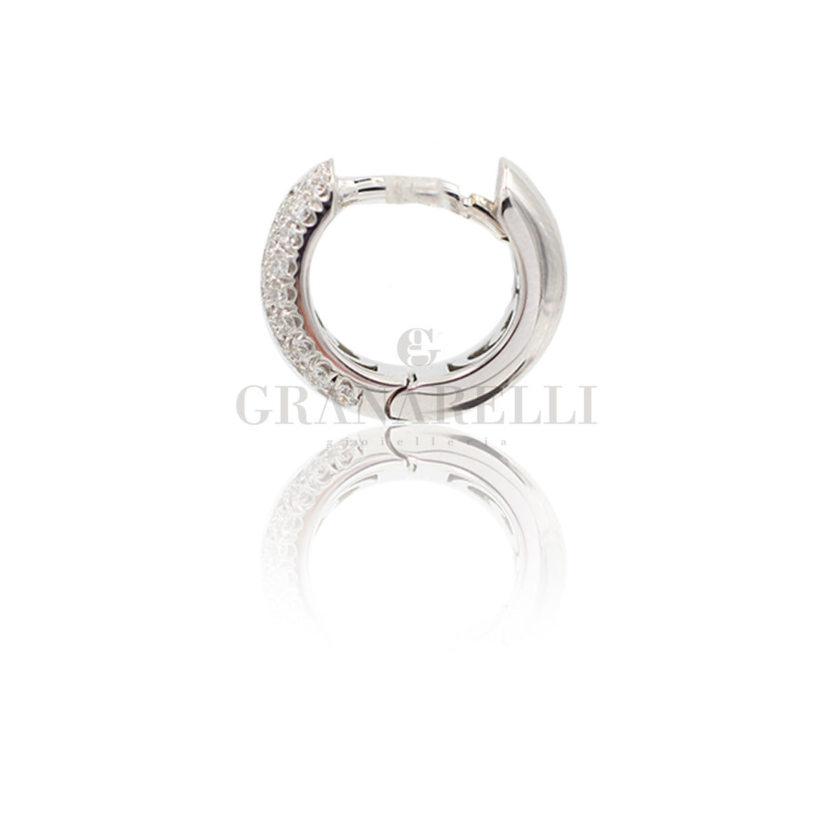 Witgoud en diamant -geglooide cirkel oorbellen