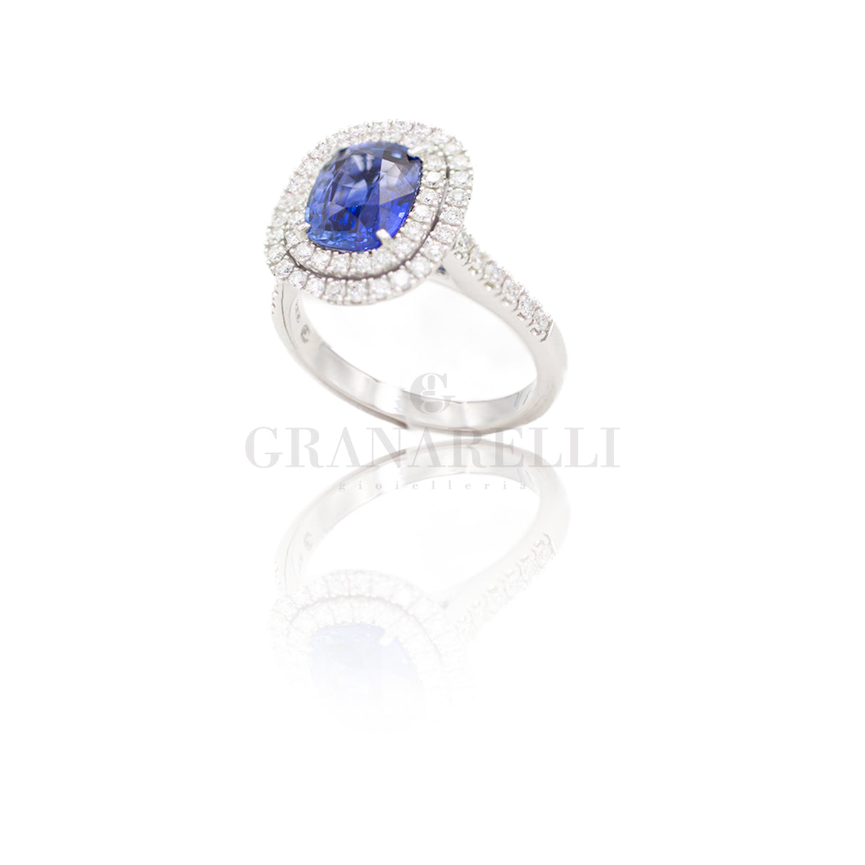 Anello in Oro Bianco con Zaffiro 2.58kt e contorno di Diamanti