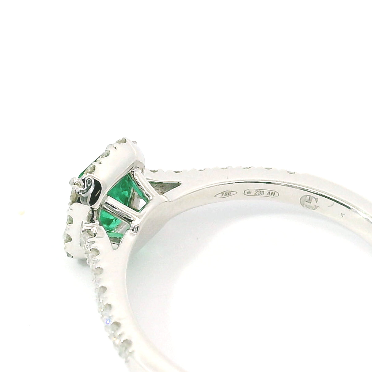 Anello Smeraldo 0.57kt e contorno Diamanti in Oro Bianco