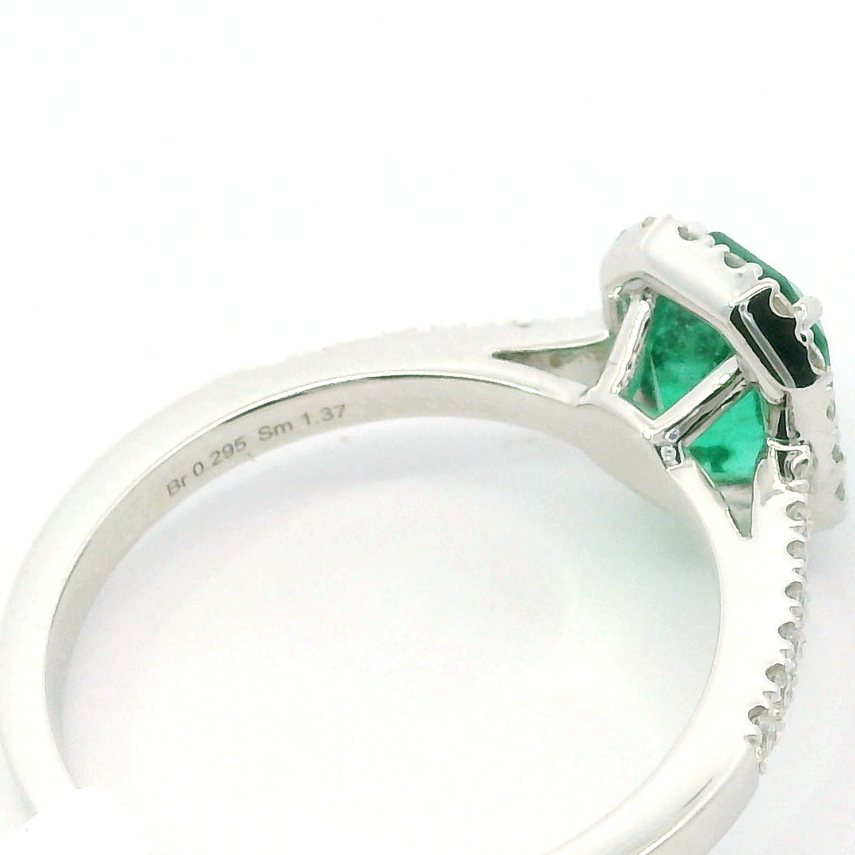 Anello Smeraldo 1.37kt e contorno Diamanti in Oro Bianco