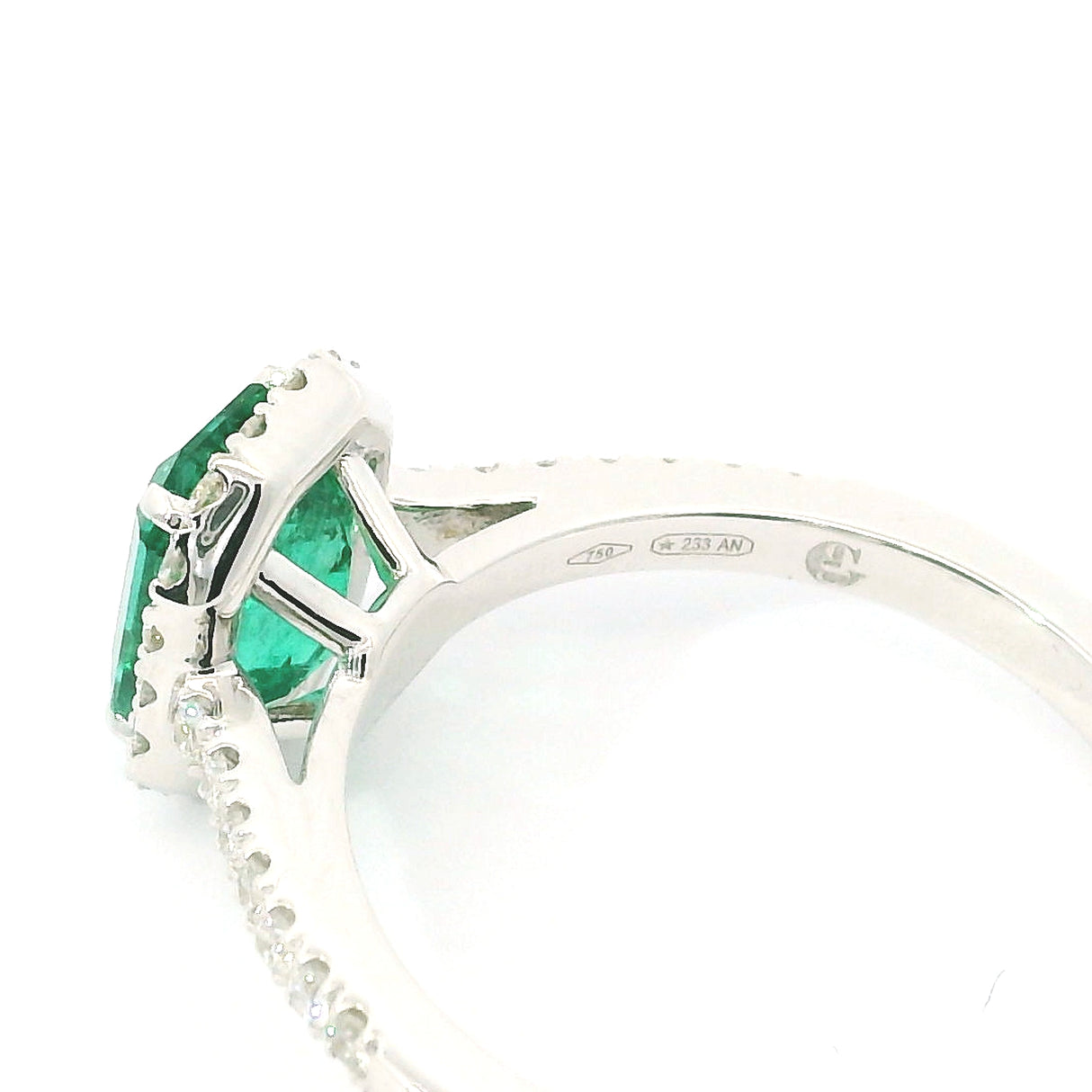 Anello Smeraldo 1.37kt e contorno Diamanti in Oro Bianco