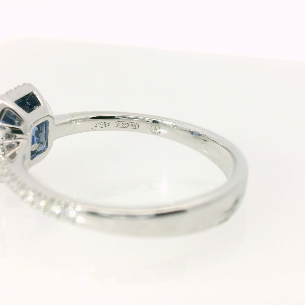 Anello in Oro Bianco con Zaffiro 0.99kt e Diamanti