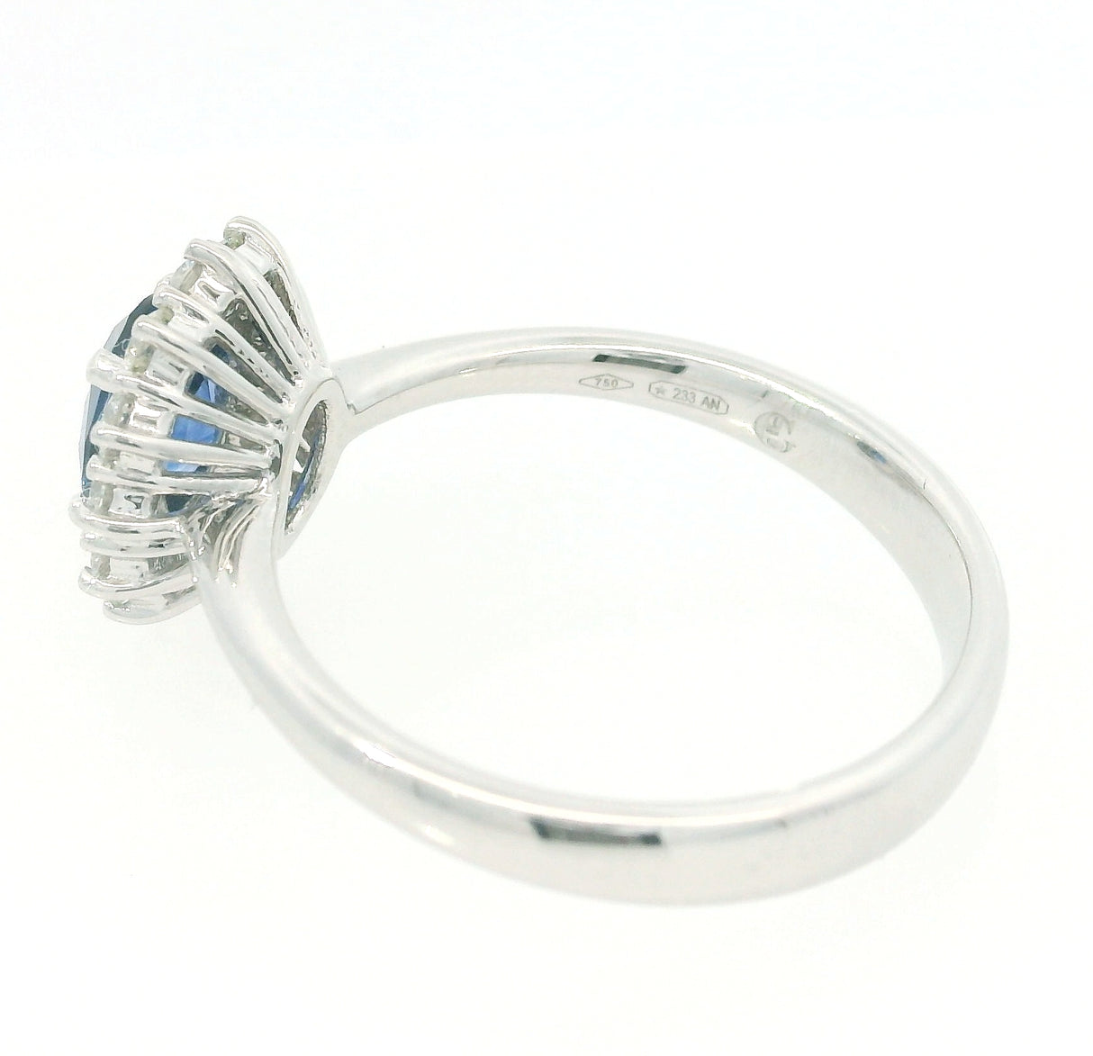 Anello in Oro Bianco con Zaffiro 0.94kt e Diamanti