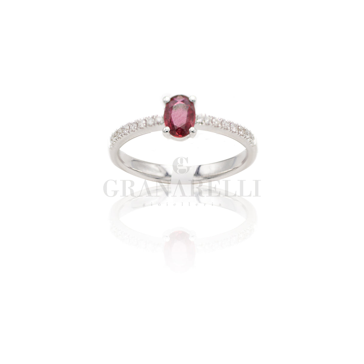 Anello con Rubino 0,49ct taglio Ovale e Diamanti