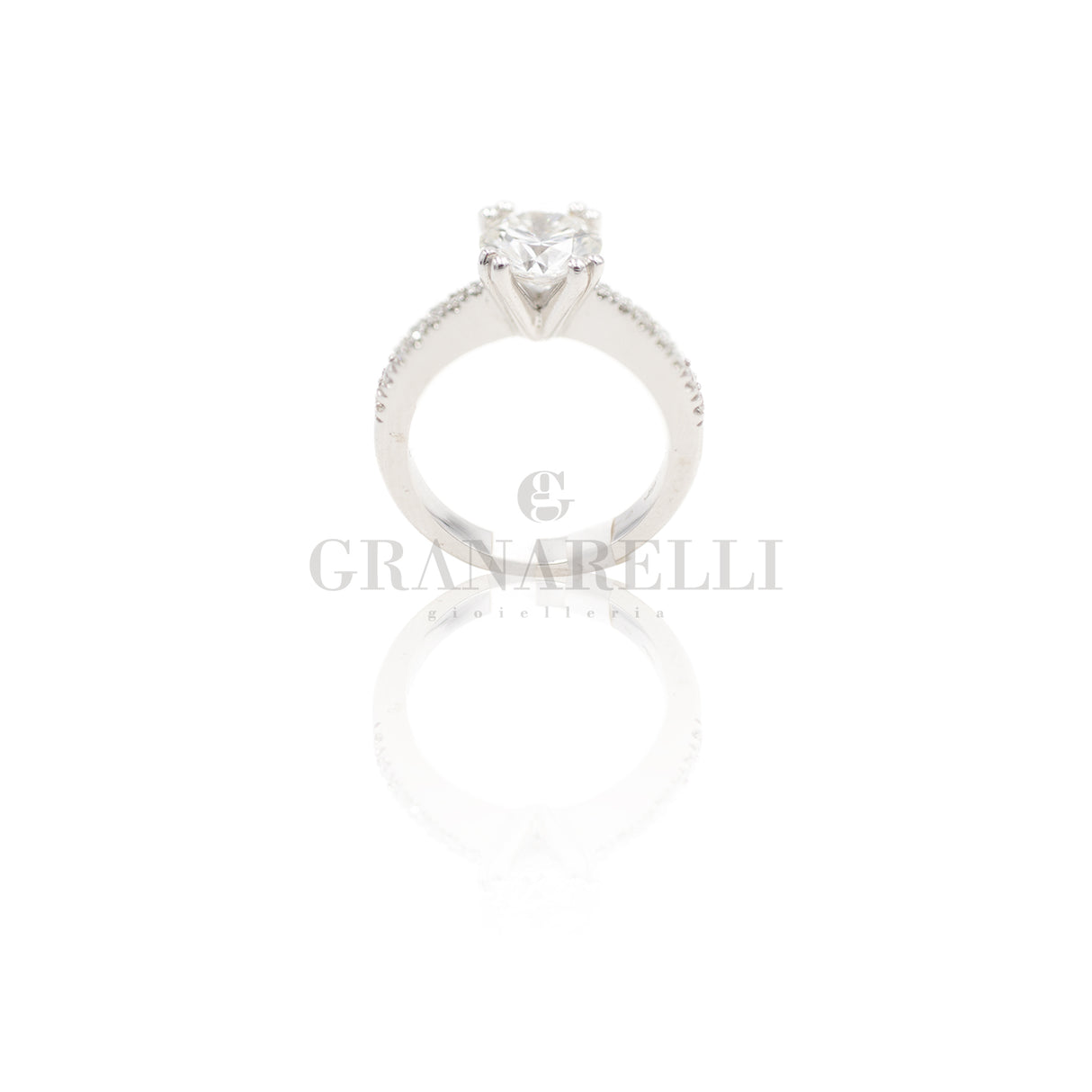 Anillo de corazón de zafiro y diamante