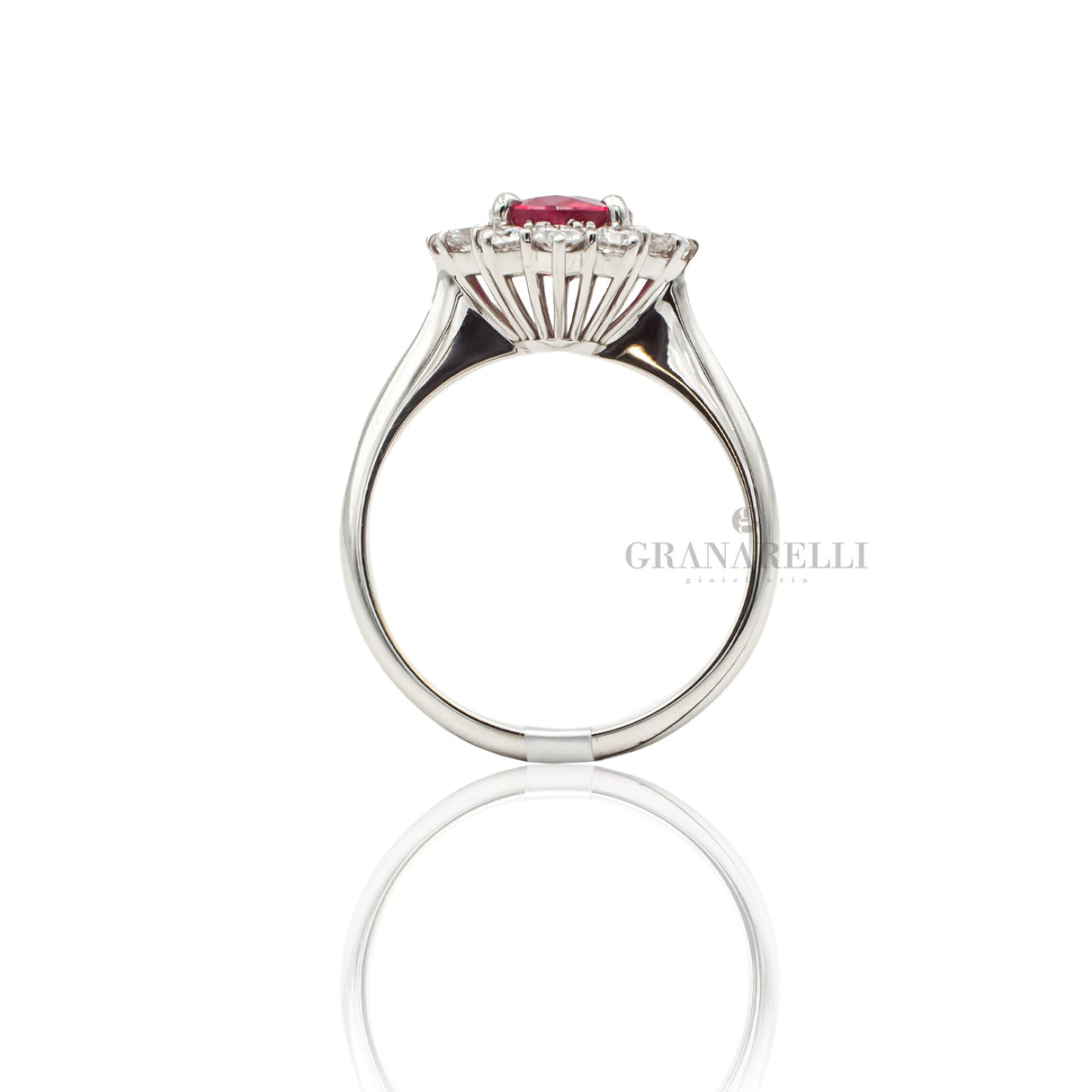 Anello con Rubino 1,25ct taglio Ovale e Diamanti
