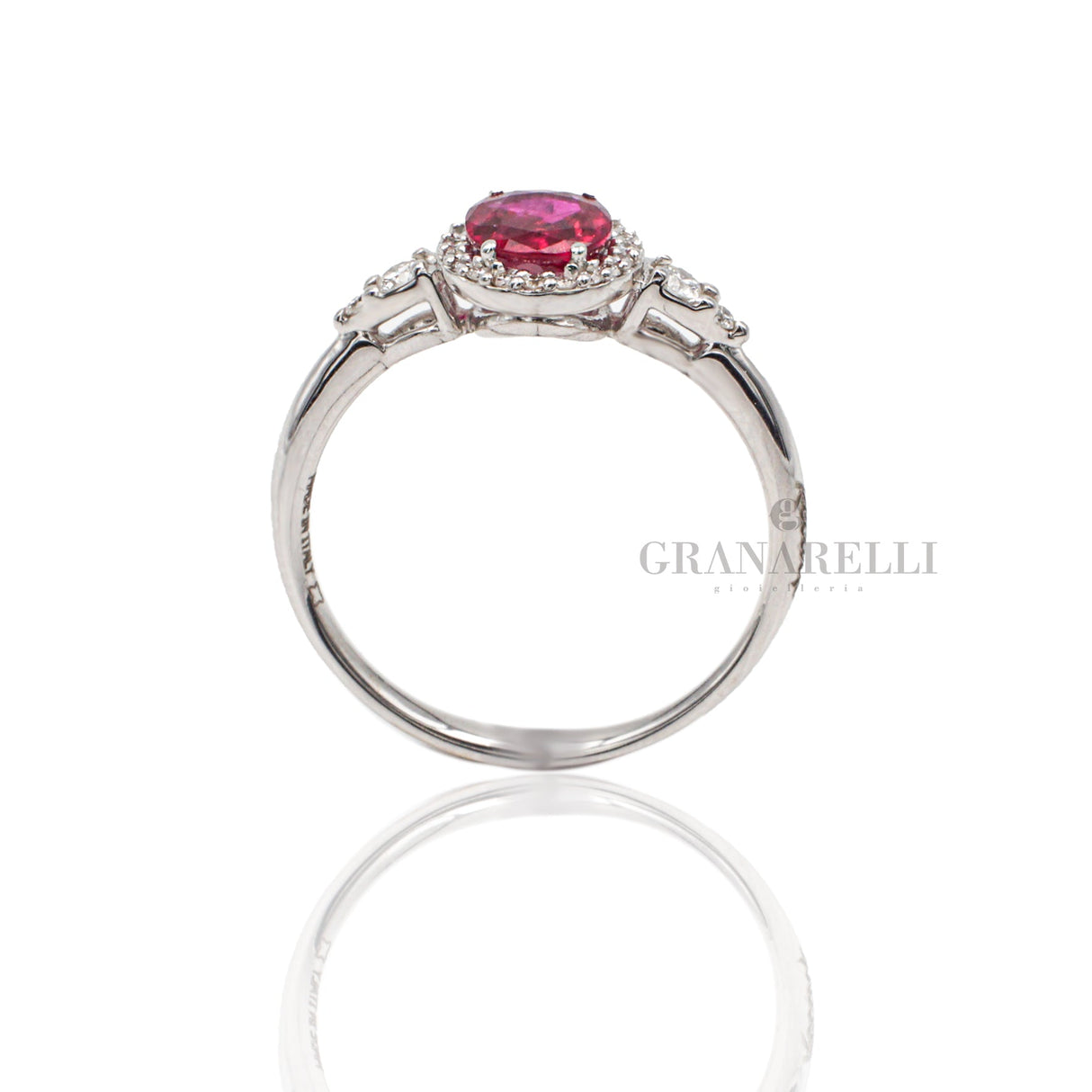 Anello Rubino taglio ovale 0.70kt contorno di Diamanti-Anelli-RECARLO-Gioielleria Granarelli