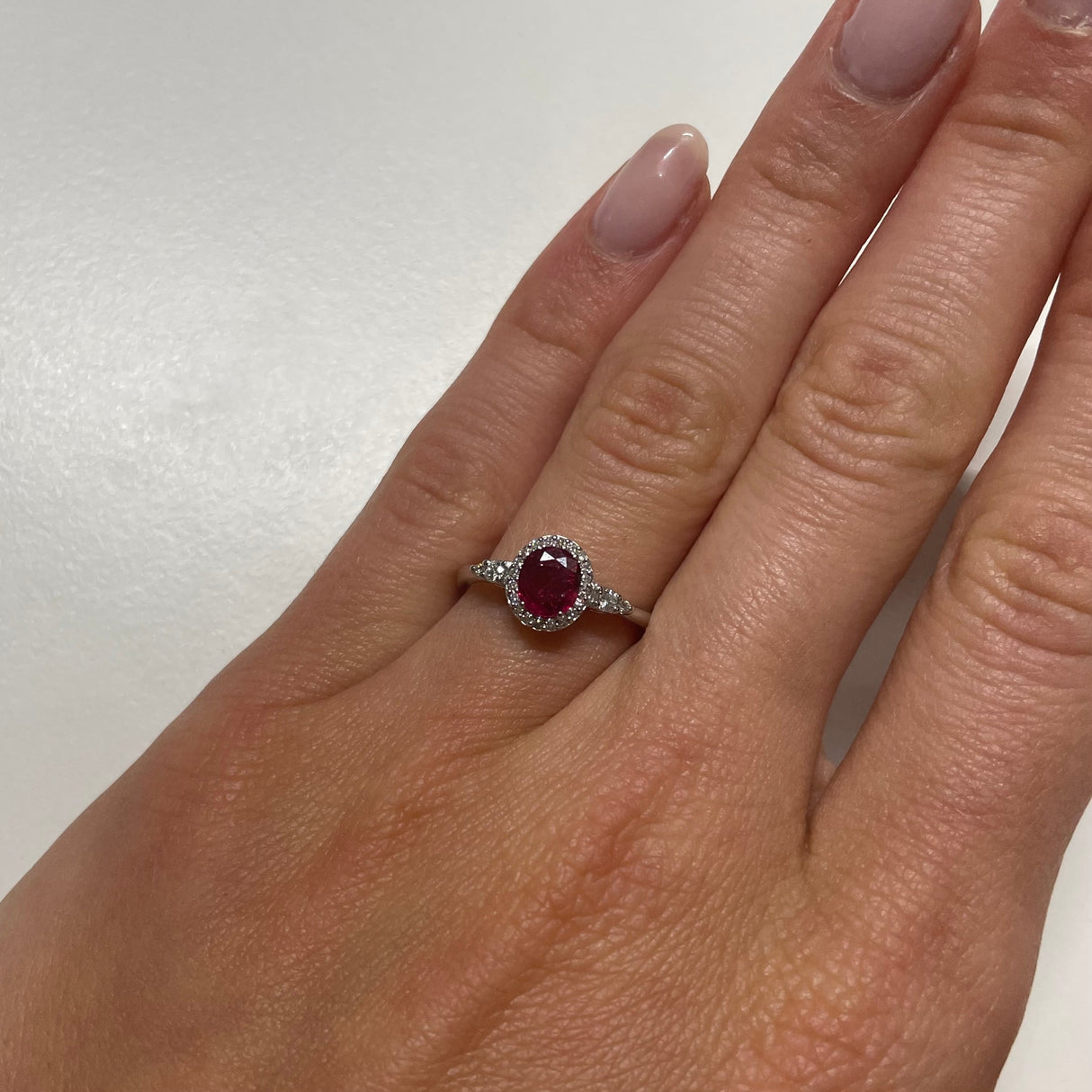 Anello Rubino taglio ovale 0.70kt contorno di Diamanti-Anelli-RECARLO-Gioielleria Granarelli