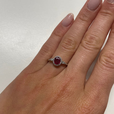 Anello Rubino taglio ovale 0.70kt contorno di Diamanti-Anelli-RECARLO-Gioielleria Granarelli