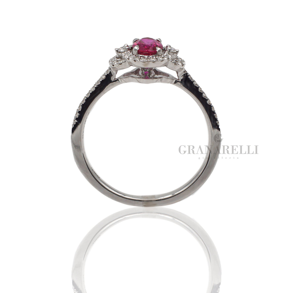 Anello con Rubino 0.53kt taglio Ovale e Diamanti-Anelli-CRIVELLI-Gioielleria Granarelli