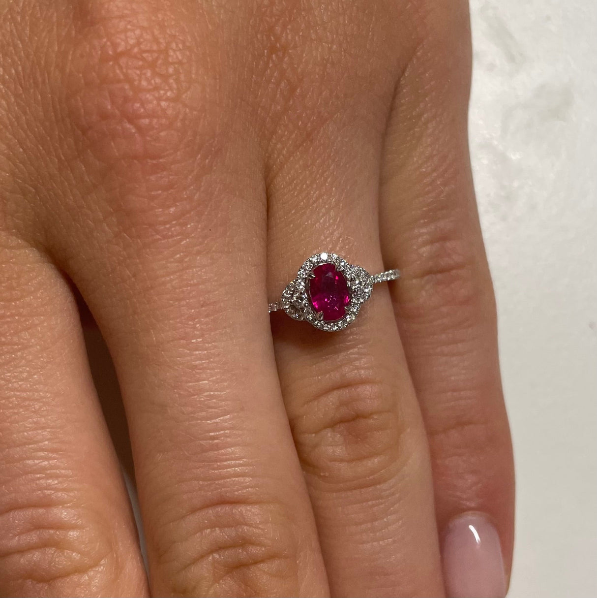 Anello con Rubino 0.53kt taglio Ovale e Diamanti-Anelli-CRIVELLI-Gioielleria Granarelli