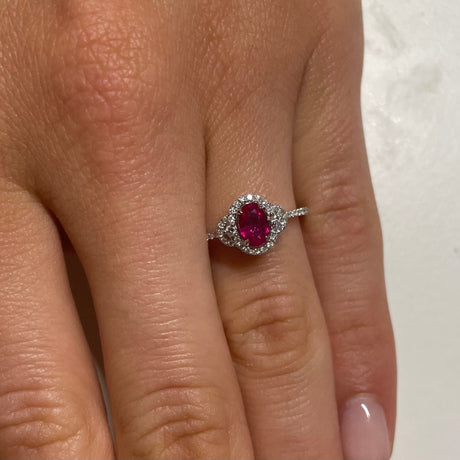 Anello con Rubino 0.53kt taglio Ovale e Diamanti-Anelli-CRIVELLI-Gioielleria Granarelli