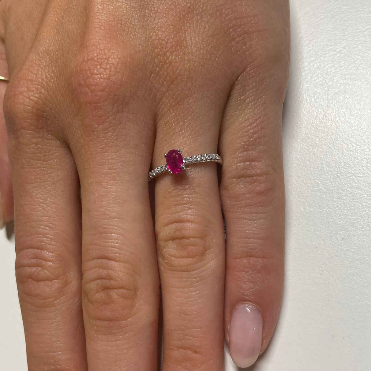 Anello con Rubino 0.57kt taglio Ovale e Diamanti-Anelli-GRANARELLI-Gioielleria Granarelli