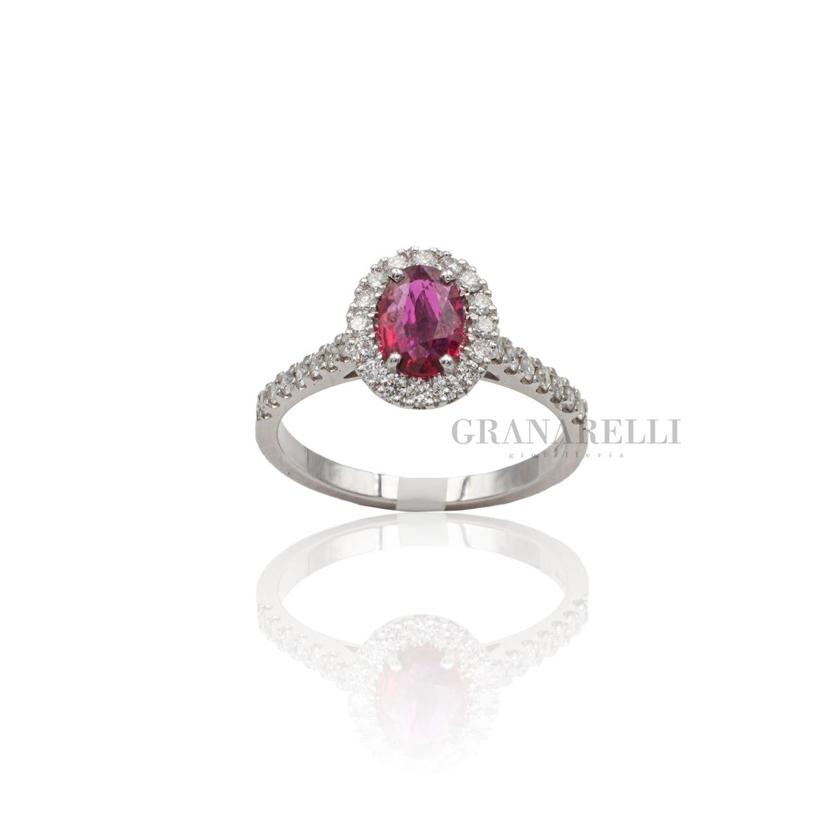 Anello con Rubino 0.58kt taglio Ovale e contorno di Diamanti-Anelli-GRANARELLI-Gioielleria Granarelli