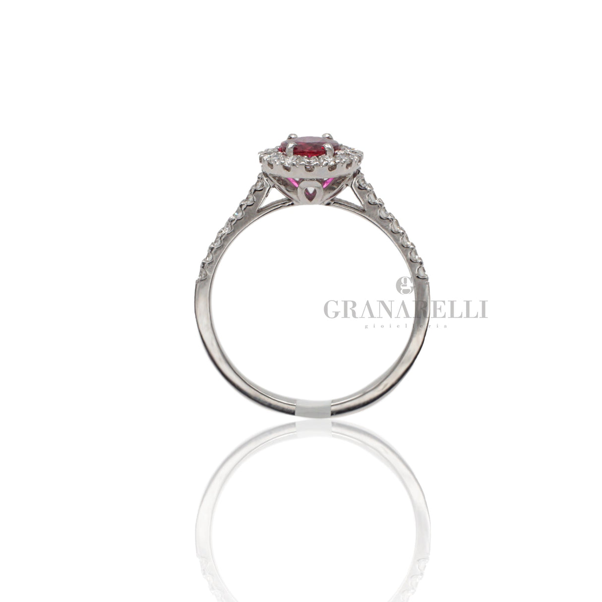 Anello con Rubino 0.58kt taglio Ovale e contorno di Diamanti-Anelli-GRANARELLI-Gioielleria Granarelli